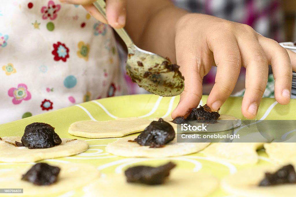 Kleines Mädchen machen Cookies - Lizenzfrei Backen Stock-Foto