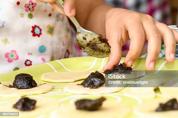 Kleines Mädchen Machen Cookies Stockfoto und mehr Bilder von Backen - Backen, Bildkomposition und Technik, Brot backen