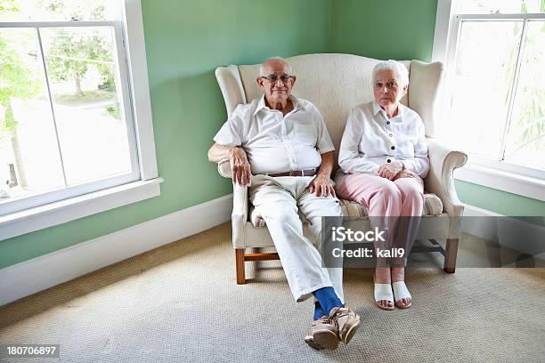 Pareja De Ancianos Estar Juntos En Sofá De Dos Plazas Foto de stock y más banco de imágenes de 80-89 años