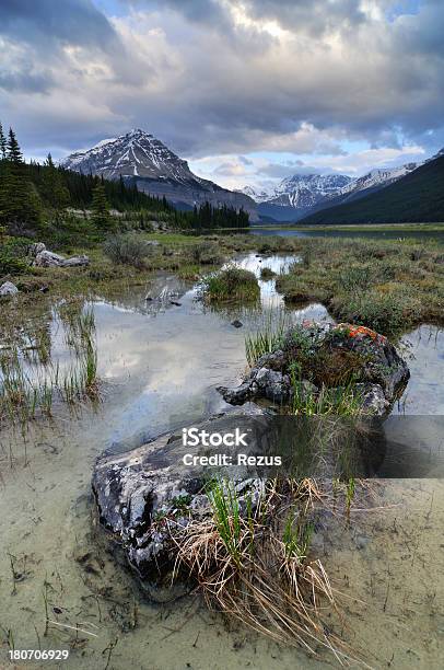 Paesaggio Di Montagna Al Crepuscolo Con Riflessione Nel Lago In Canada Rokies - Fotografie stock e altre immagini di Acqua