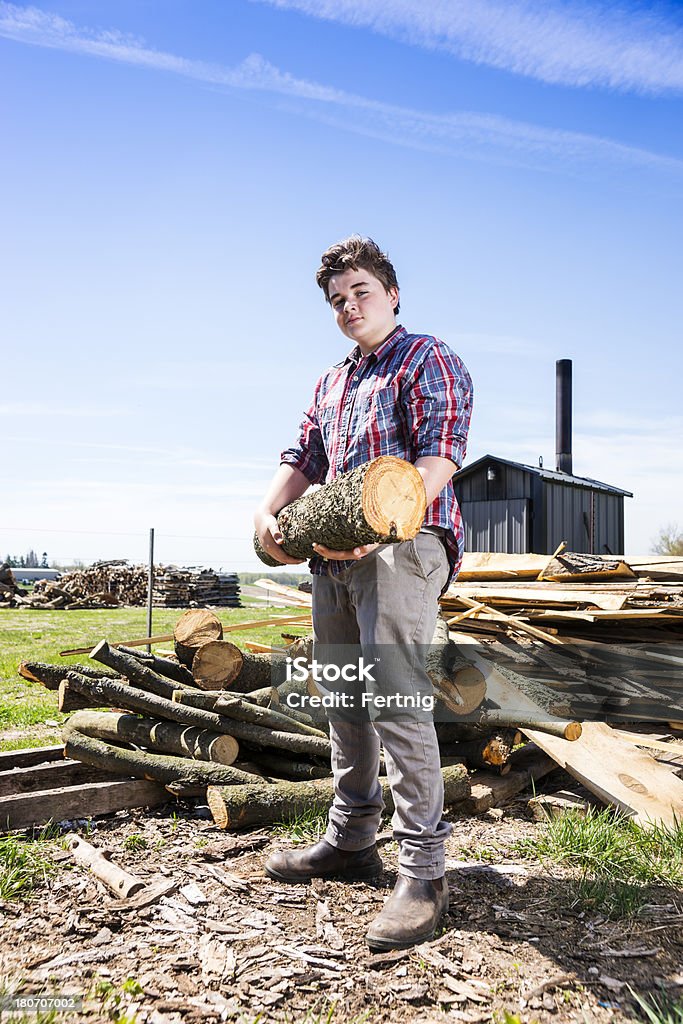 Adolescente haciendo tareas de granja - Foto de stock de 14-15 años libre de derechos