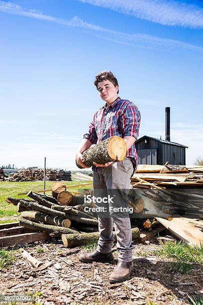 Adolescente Haciendo Tareas De Granja Foto de stock y más banco de imágenes de 14-15 años - 14-15 años, Adolescente, Agarrar