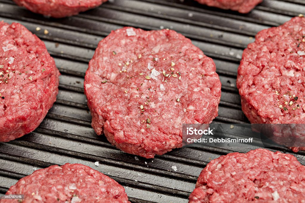 Mini hamburgers sur le gril - Photo de Ustensile de cuisson libre de droits