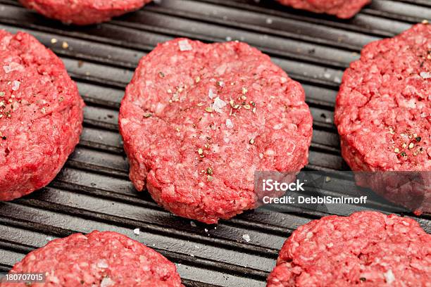 Photo libre de droit de Mini Hamburgers Sur Le Gril banque d'images et plus d'images libres de droit de Ustensile de cuisson - Ustensile de cuisson, Aliment cru, Gril