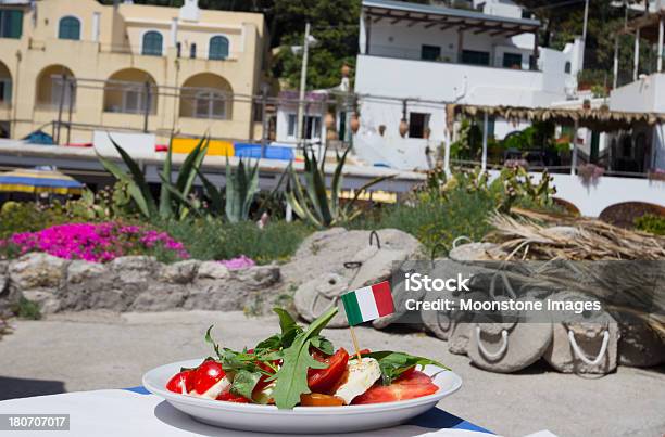 Foto de Muçarela Com Salada Em Capri Itália e mais fotos de stock de Mozarella - Mozarella, Praia, Tomate