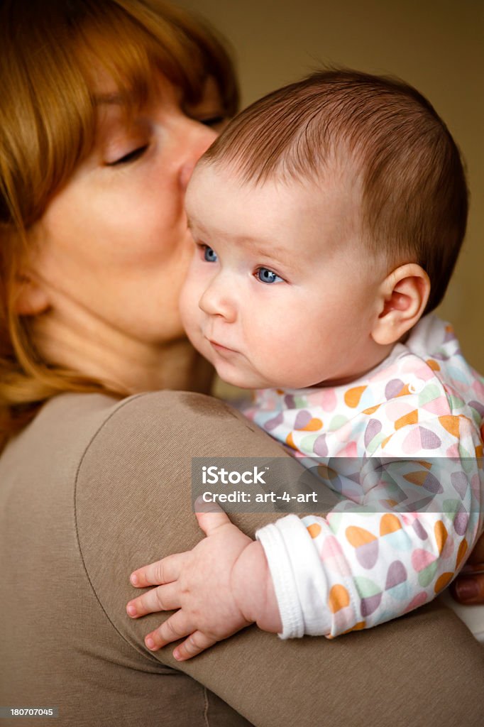 Mulher a segurar pequena Bebé - Royalty-free 55-59 anos Foto de stock