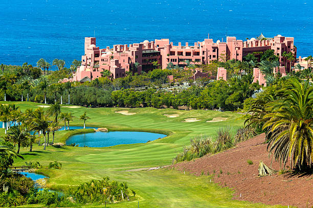 campo de golfe verde com água azul paisagem - clear sky spain tenerife canary islands imagens e fotografias de stock