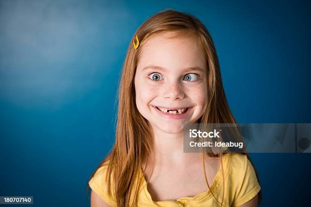 Niña Sonriente Con El Pelo Rojo De Cara Más Desenfadado Foto de stock y más banco de imágenes de Fondo azul