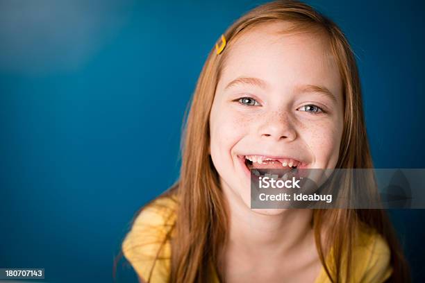 컬러 이미지를 웃음소리 소녀만 적색 머리 아이에 대한 스톡 사진 및 기타 이미지 - 아이, 벌어진 이빨, 웃음