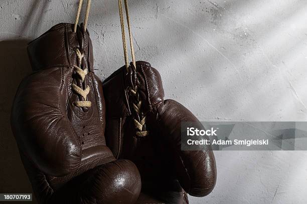 Boxing Gloves — стоковые фотографии и другие картинки Бежевый - Бежевый, Без людей, Бетон