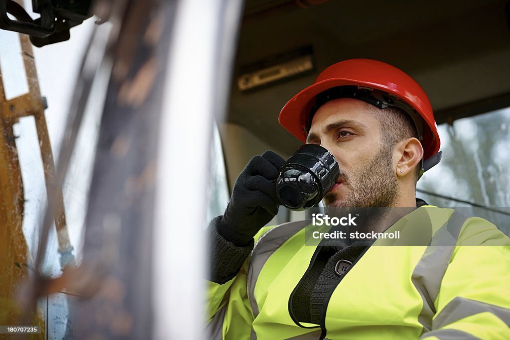 Masculino Escavadora Mecânica operador de beber café - Foto de stock de Beber royalty-free