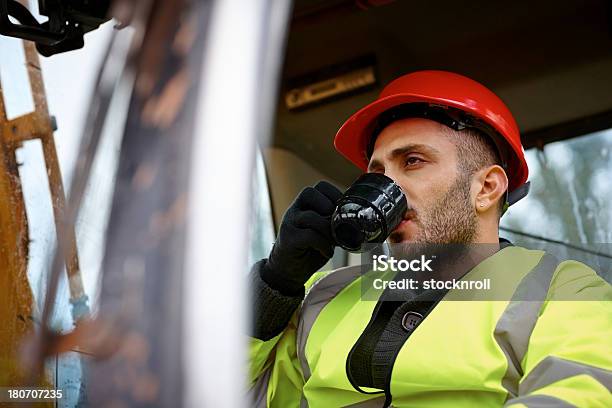 Foto de Masculino Escavadora Mecânica Operador De Beber Café e mais fotos de stock de Beber