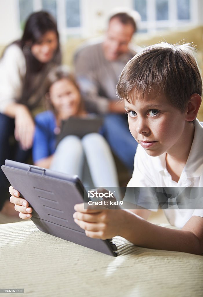 Мальчик с семьей, используя цифровые таблетки - Стоковые фото 10-11 лет роялти-фри