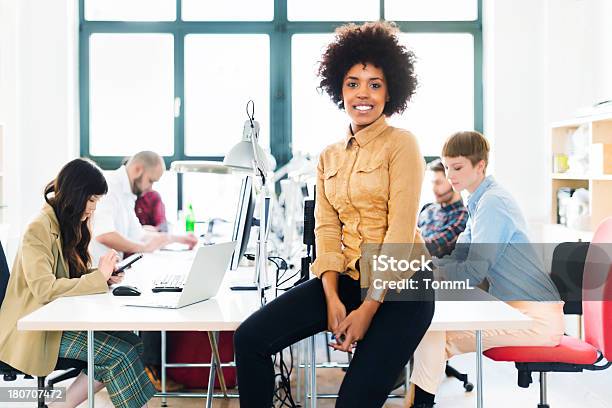 Photo libre de droit de Jeune Femme Daffaires Avec Ses Collègues De Bureau banque d'images et plus d'images libres de droit de Adulte