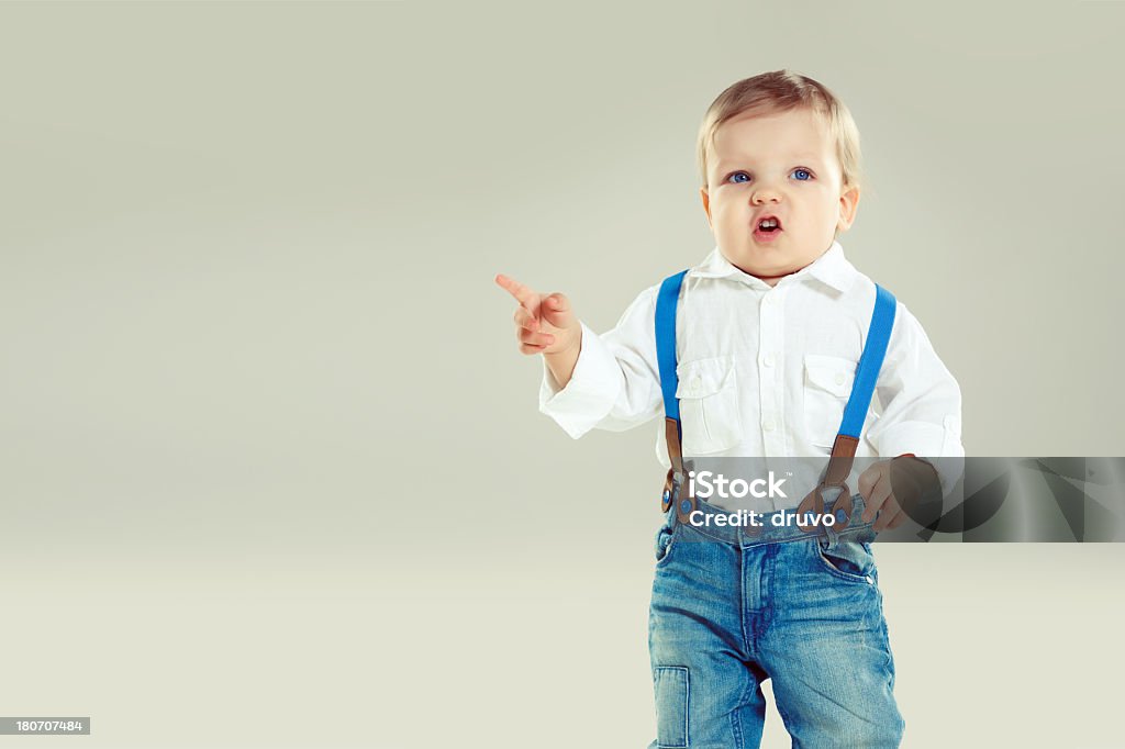 Piccolo ragazzo carino che punta di dito - Foto stock royalty-free di 12-17 mesi