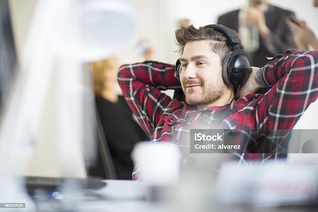 Jovem engenheiro de software em uma empresa - Foto de stock de Escritório royalty-free