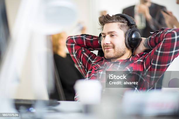 Foto de Jovem Engenheiro De Software Em Uma Empresa e mais fotos de stock de Escritório - Escritório, 25-30 Anos, Adulto