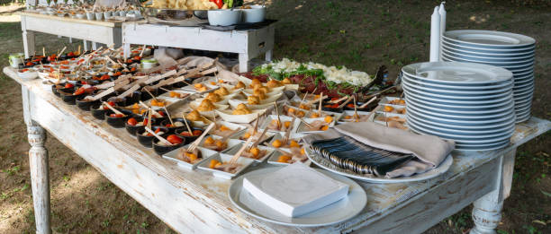 mieszana przystawka z różnymi rodzajami żywności. przystawka serwowana podczas ceremonii. tradycyjne włoskie jedzenie - coldcut zdjęcia i obrazy z banku zdjęć
