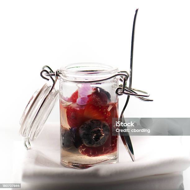 Berry Postre En Un Pote Foto de stock y más banco de imágenes de Arándano - Arándano, Cuadrado - Composición, Cuchara