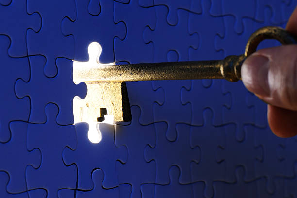 inserimento di un antico chiave universale in un puzzle blu - business relationship skeleton key key puzzle foto e immagini stock