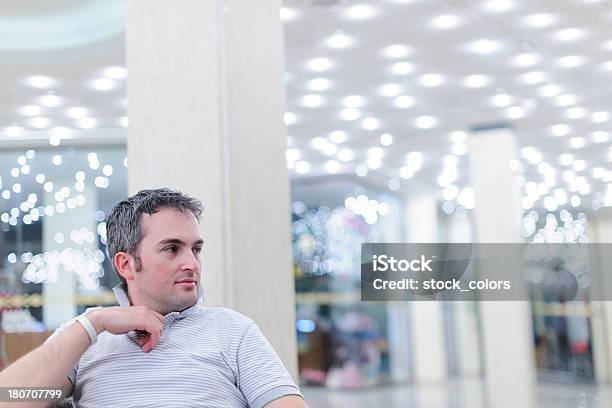 Retrato De Hombre Joven Foto de stock y más banco de imágenes de 25-29 años - 25-29 años, 30-39 años, Adulto