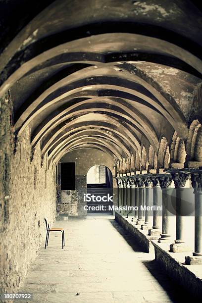 Medieval Habitación Cloister Foto de stock y más banco de imágenes de Valle de Aosta - Valle de Aosta, Iglesia, Antiguo