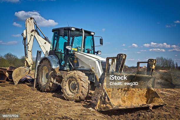 Digger Uma Nova Construção De Estrada - Fotografias de stock e mais imagens de Azul - Azul, Buldózer, Cavar