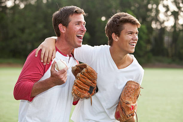 파더 및 10대 son 게임하기 야구공 - baseballs baseball glove baseball sport 뉴스 사진 이미지