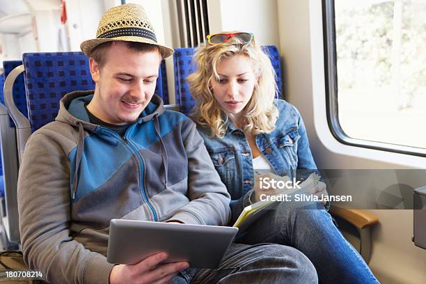 Forschung Mit Tablet Pc Im Zug Stockfoto und mehr Bilder von Forschung - Forschung, Tourist, 20-24 Jahre