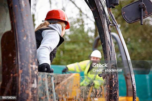 Kobieta Działa Jazda Excavator W Miejscu Pracy - zdjęcia stockowe i więcej obrazów Buldożer - Buldożer, 25-29 lat, Bezpieczeństwo
