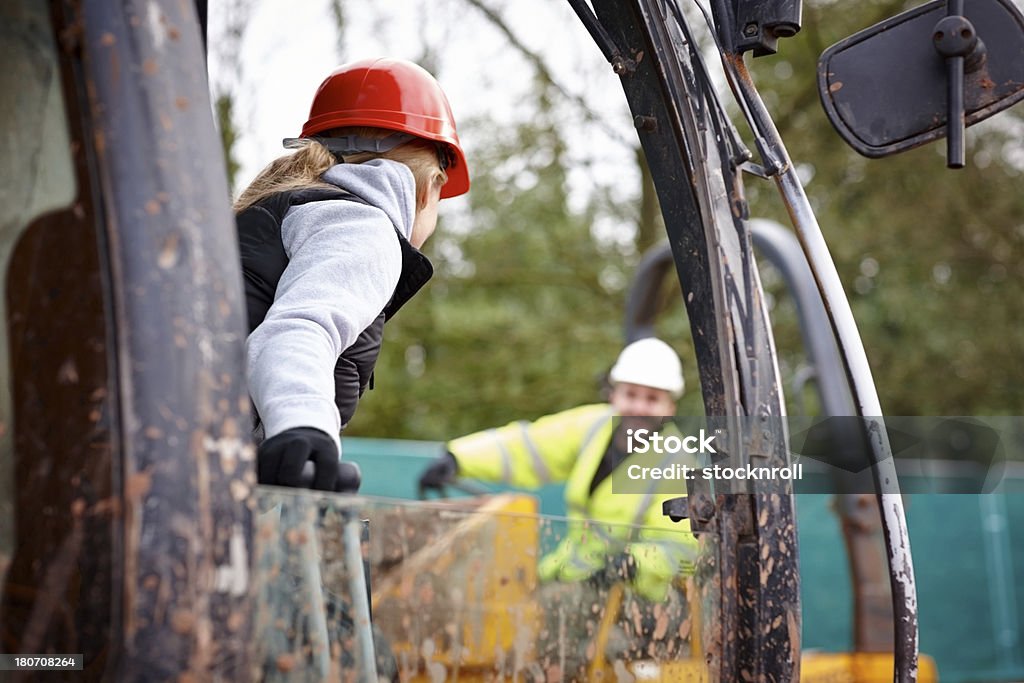 Mulheres trabalhando excavator no local de trabalho - Foto de stock de Buldôzer royalty-free