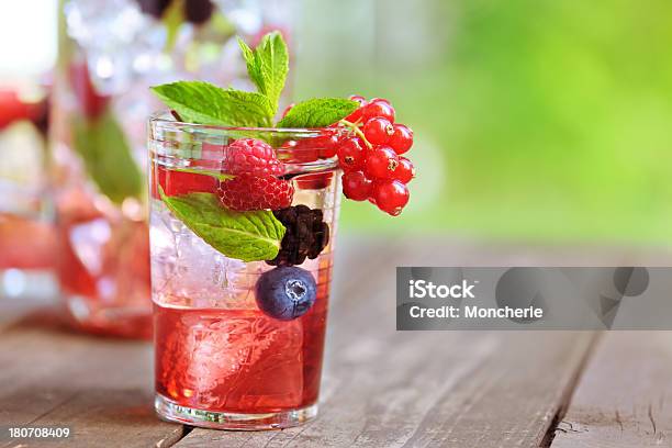 Foto de Refrescante Bebida Vermelha Com Gelo Frutas E Folha De Menta e mais fotos de stock de Framboesa