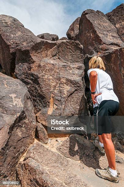 Foto de Mulher Estudar Petróglifos Turísticas e mais fotos de stock de Adulto - Adulto, Albuquerque - Novo México, Aprender