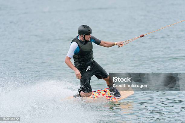 Wakeboardin Na Jezioro - zdjęcia stockowe i więcej obrazów Chlapać - Chlapać, Czarny kolor, Dorosły