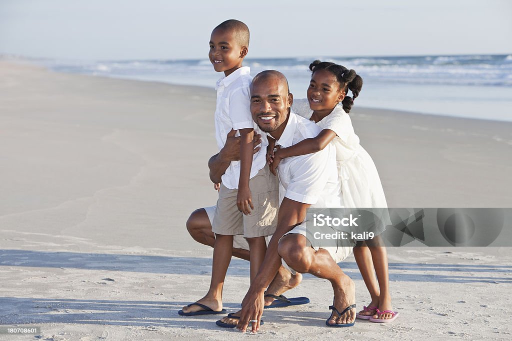 Pai e filhos brincando na praia - Royalty-free Afro-americano Foto de stock