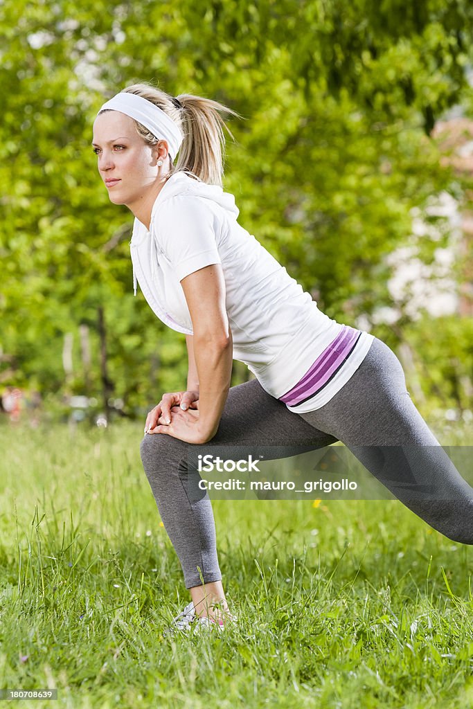 Donna Fitness. Allungamento all'aperto - Foto stock royalty-free di Abbigliamento sportivo