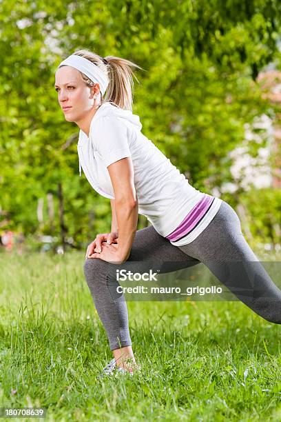 Donna Fitness Allungamento Allaperto - Fotografie stock e altre immagini di Abbigliamento sportivo - Abbigliamento sportivo, Adulto, Albero