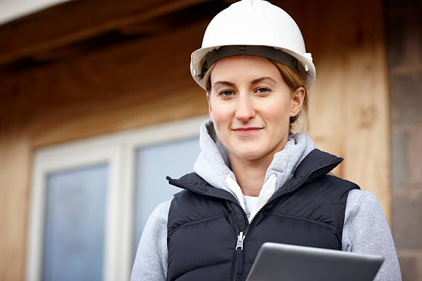 glückliche frau architekt mit einem tablet-computer - manual worker portrait helmet technology stock-fotos und bilder