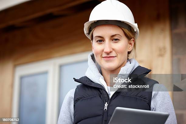 Glückliche Frau Architekt Mit Einem Tabletcomputer Stockfoto und mehr Bilder von Frauen