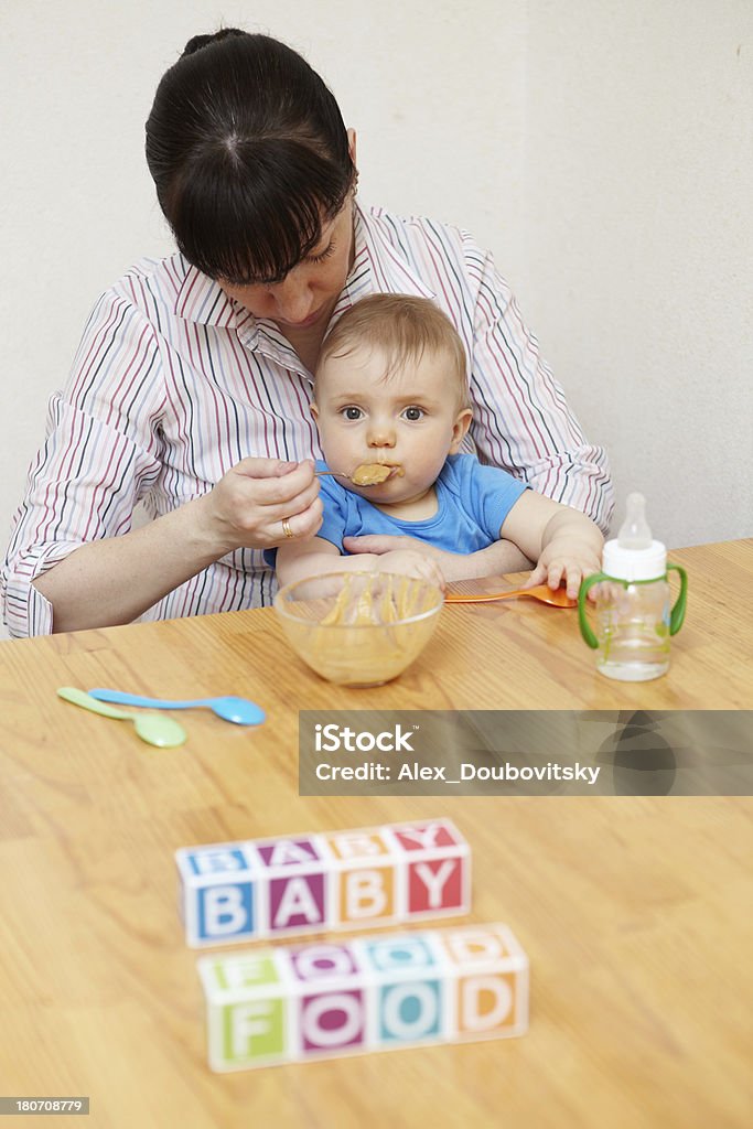 Petit garçon. Nourriture pour bébé. concept général. - Photo de 6-11 mois libre de droits