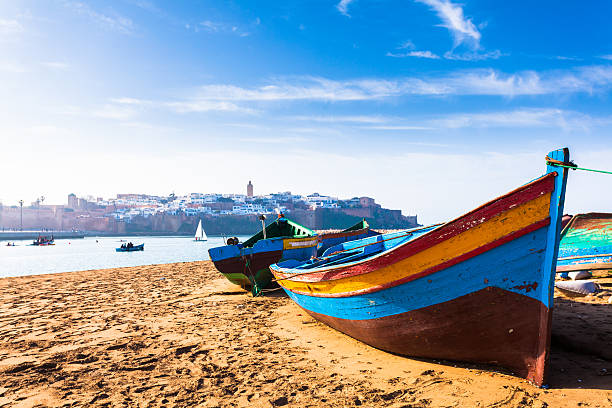 カラフルな伝統的なボートビーチ沿いには、rabat ,morocco - rabat ストックフォトと画像