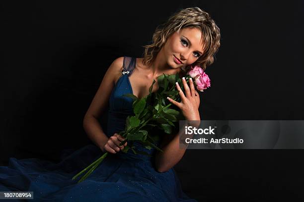 Ragazza Con Una Rosa - Fotografie stock e altre immagini di Abbigliamento formale - Abbigliamento formale, Adulto, Allegro