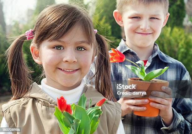 Flores Para Mamá Foto de stock y más banco de imágenes de 6-7 años - 6-7 años, 8-9 años, Aire libre