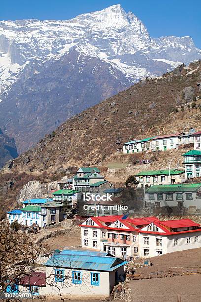 Bazar Namche Nepal - Fotografias de stock e mais imagens de Aldeia - Aldeia, Ao Ar Livre, Bazar Namche