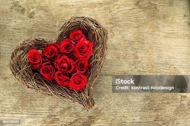 Foto de Coração Com Rosas e mais fotos de stock de Amor - Amor, Aniversário, Beleza natural - Natureza