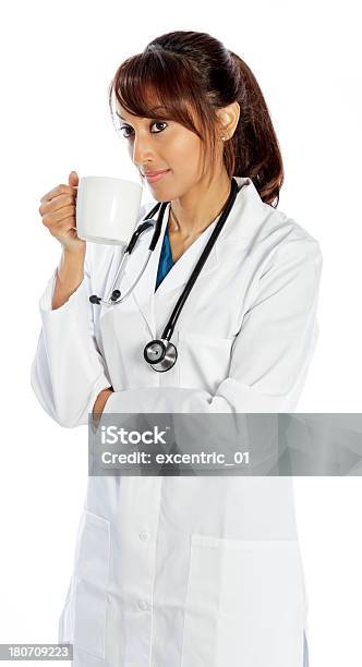 Medico Indiano Sfondo Bianco - Fotografie stock e altre immagini di 30-34 anni - 30-34 anni, Adulto, Bellezza