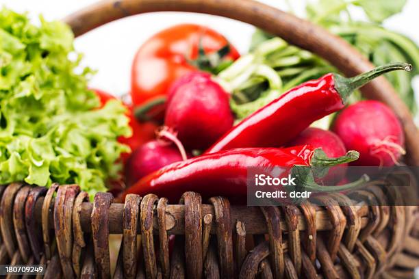 Plano Aproximado De Cesto Com Novos Produtos Hortícolas - Fotografias de stock e mais imagens de Alimentação Saudável