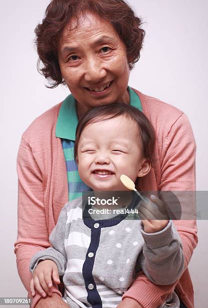 Felice Nonna E Suo Nipote - Fotografie stock e altre immagini di 12-17 mesi - 12-17 mesi, Abbracciare una persona, Accudire