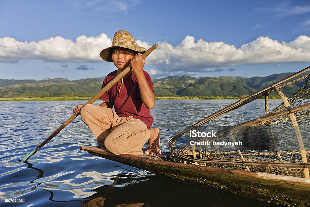 Jeune pêcheur sur Lac Inle, Myanmar - Photo de Accroupi libre de droits