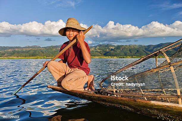 Photo libre de droit de Jeune Pêcheur Sur Lac Inle Myanmar banque d'images et plus d'images libres de droit de Accroupi - Accroupi, Adolescent, Adulte